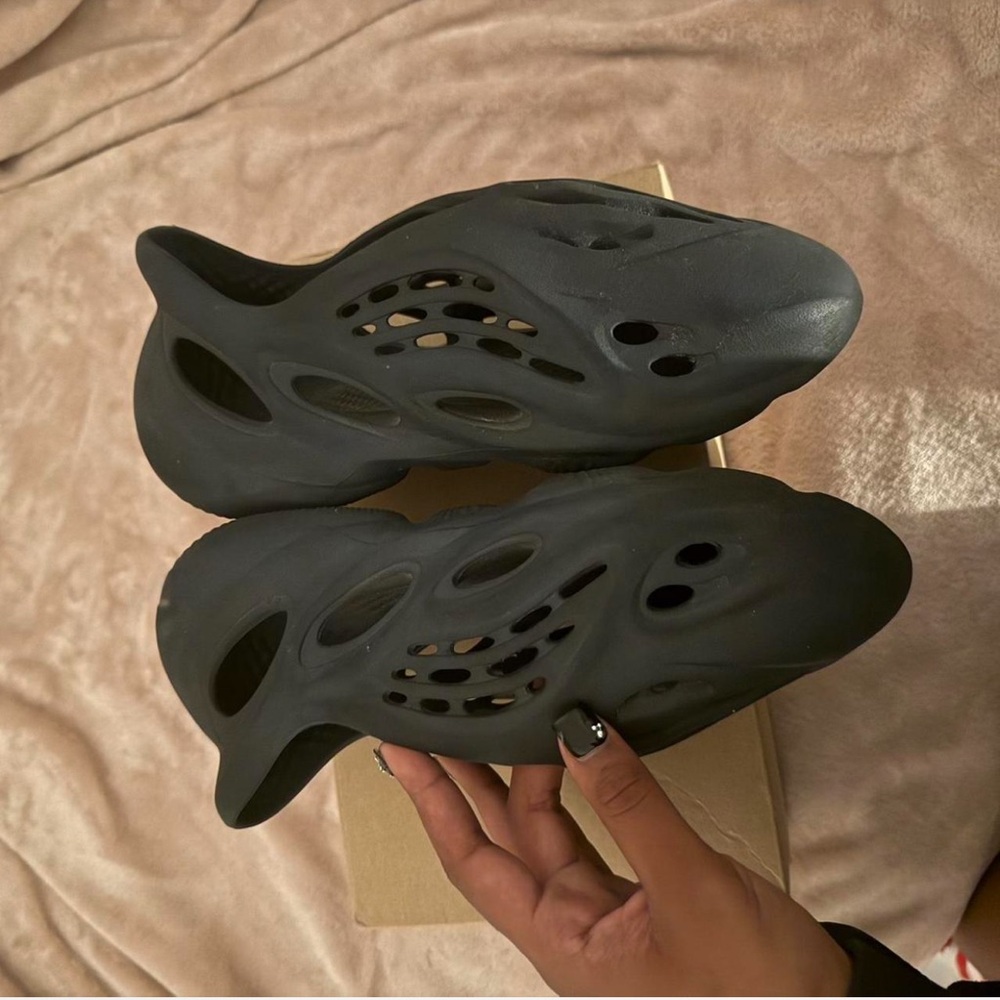 Black yeezy foam runners - Picture 2 of 4